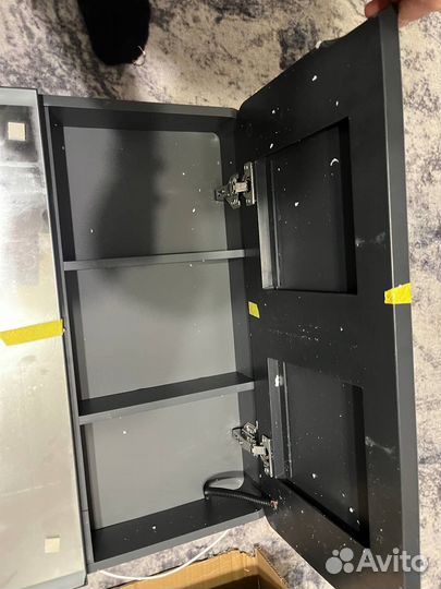 Навесной шкаф с зеркалом, подсветкой и подогревом