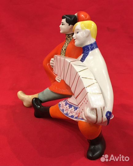 Статуэтка фарфоровая. Перепляс с гармонью. СССР