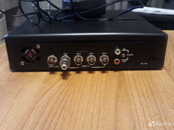 Аналоговый видеорегистратор с встроенным монитором