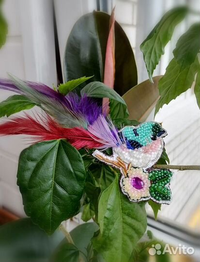 Брошь ручной работы из бисера 