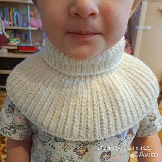 Манишка вязаная детская