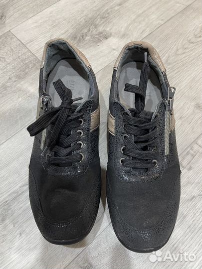 Кроссовки женские