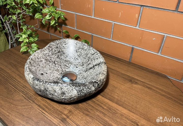 Раковина накладная из речного камня