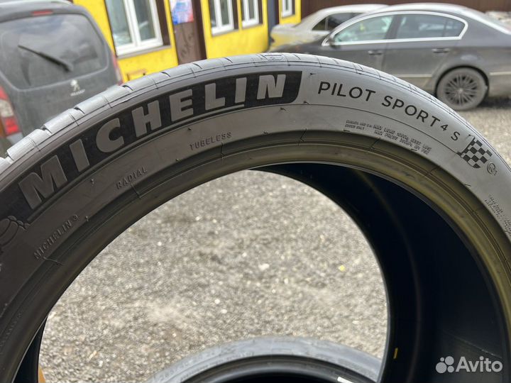 Michelin Pilot Sport 4 S 285/40 R22 и 325/35 R22