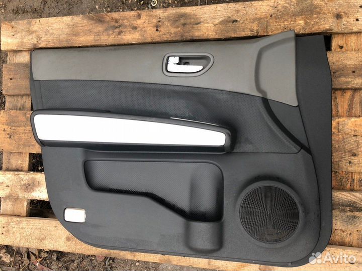 Обшивка двери передняя левая Nissan X-Trail T31