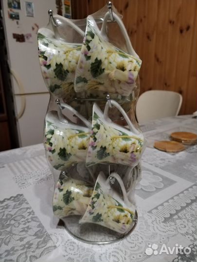 Набор чашек с блюдами на подставке