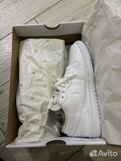 Кроссовки Jordan 1 Low Triple White 7 US