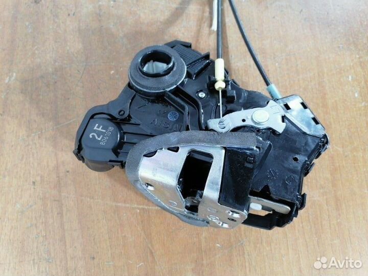 Замок двери передний левый Toyota Noah ZRR70G