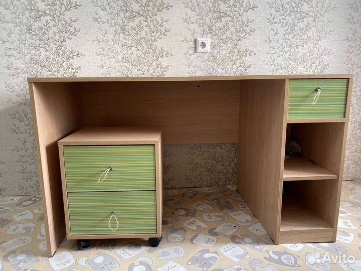 Двухъярусная кровать, стол, тумба выкатная, шкаф