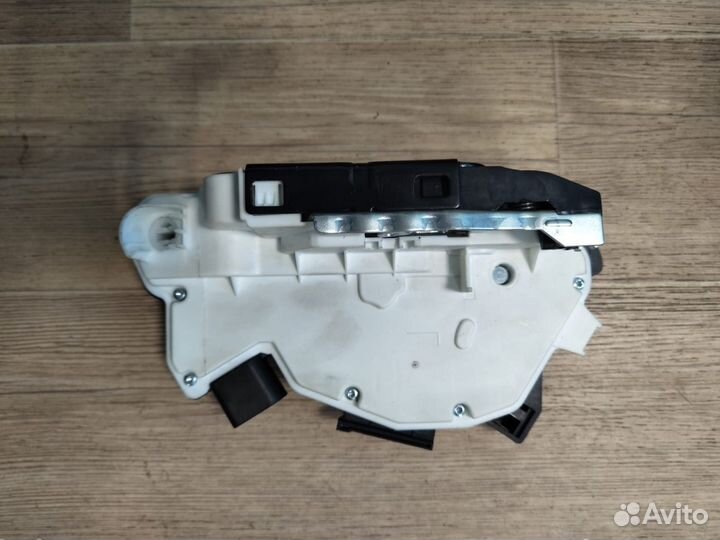 Замок двери передний левый Audi A1 Skoda Fabia