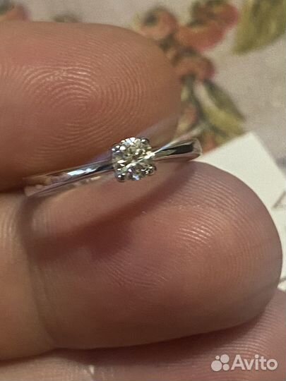 Золотое кольцо с природным бриллиантом