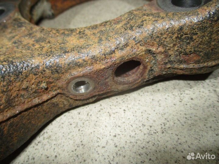 Кулак поворотный передний правый Lexus NX 200t/300