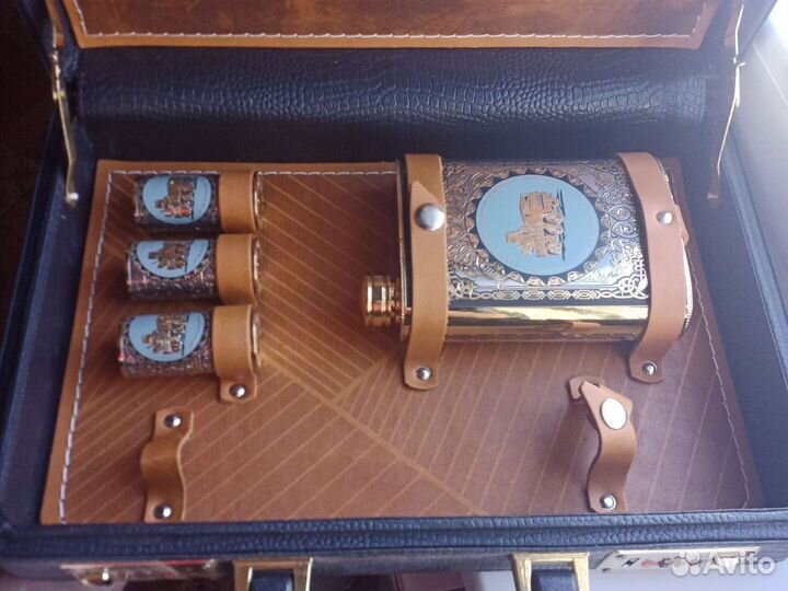 Фляга с рюмками