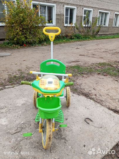 Детский трехколесный велосипед с ручкой