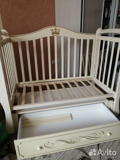 Детская кровать с маятником и комодом