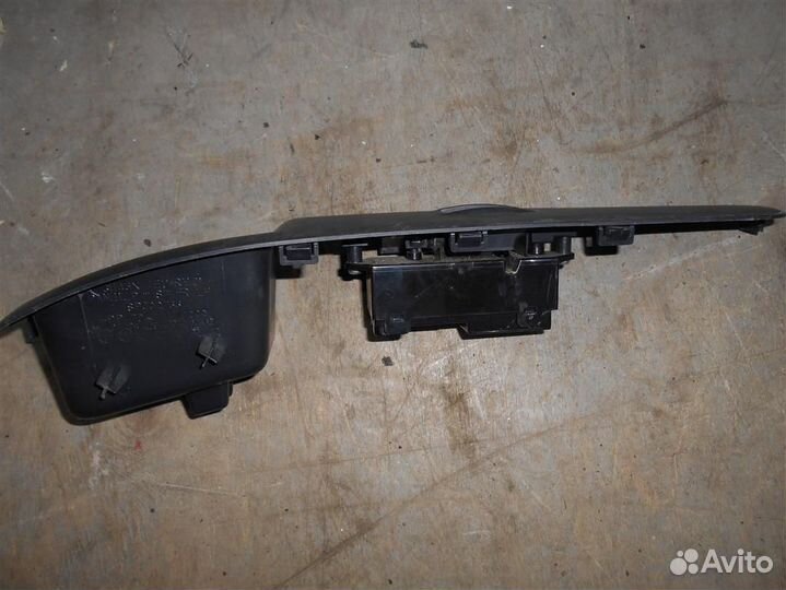 Кнопка стеклоподъемника задней левой двери от Mit