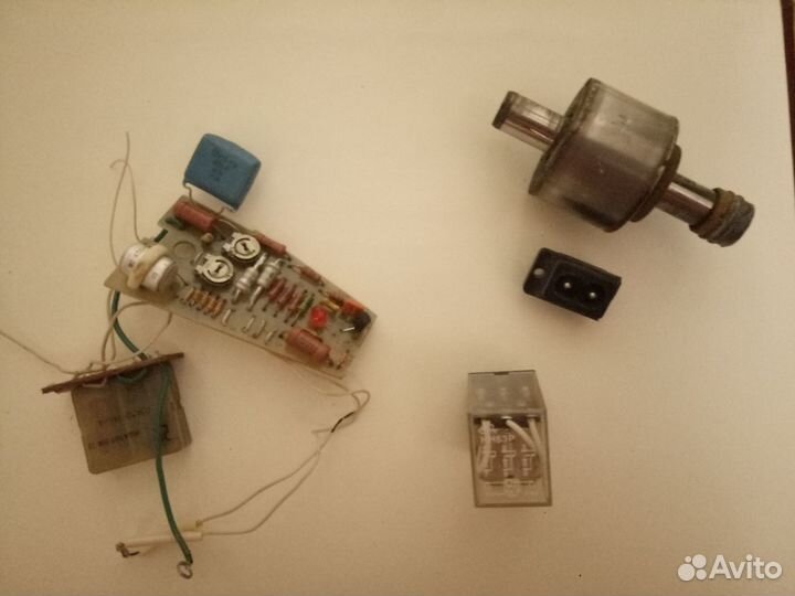 Реле, конденсаторы, водяной насос, термодатчик