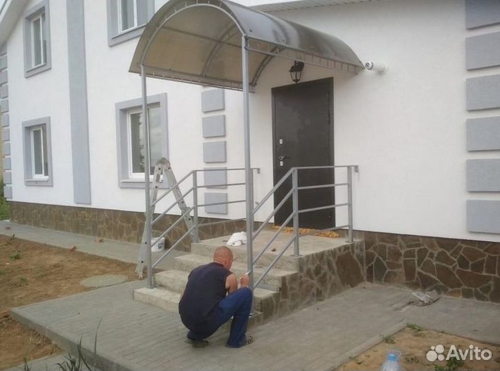 Козырек над крыльцом