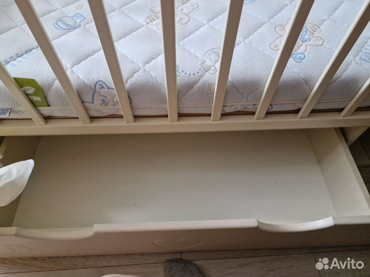 Детская кроватка с маятником Daka