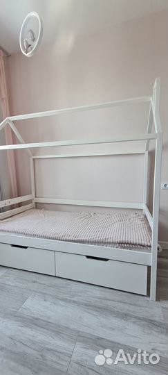 Детская кроватка домик