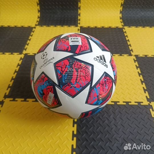 Футбольный мяч adidas лига чемпионов