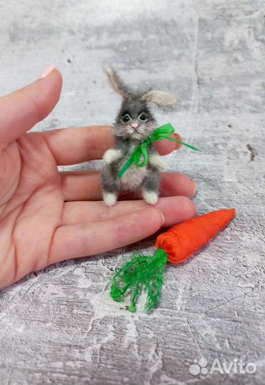 Вязанный миниатюрный заяц