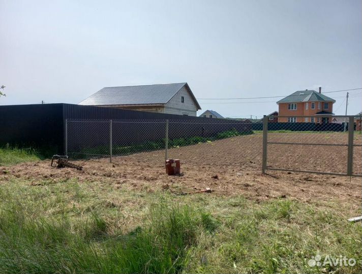 Забор металлический с металлическими столбами под