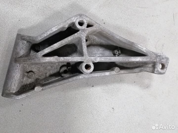 Кронштейн двигателя Volkswagen Passat B3 1988-1993