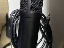 Студийный микрофон с кабелем