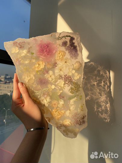 Поднос подставка из эпоксидной смолы с цветами