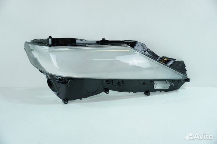 Стекло фары правое Toyota Camry V70 2017