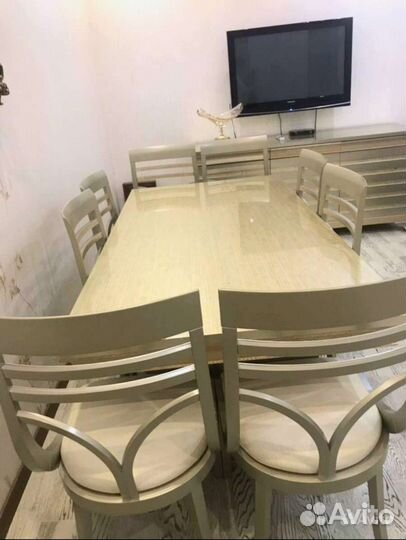 Стол и стулья