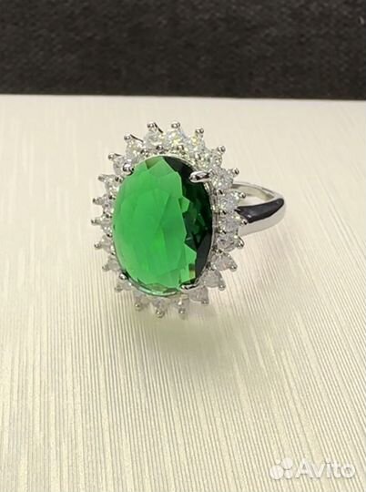 Кольцо изумрудное бижутерия