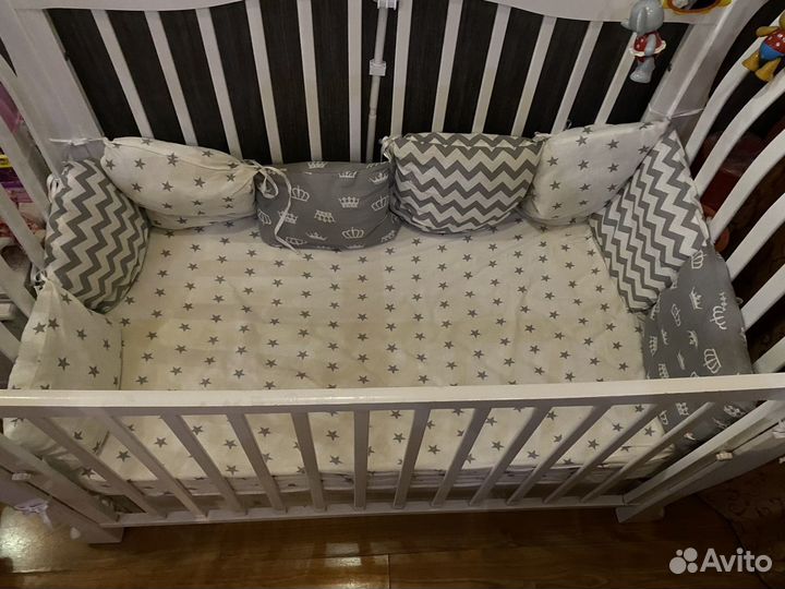 Детская кроватка с универсальным маятником