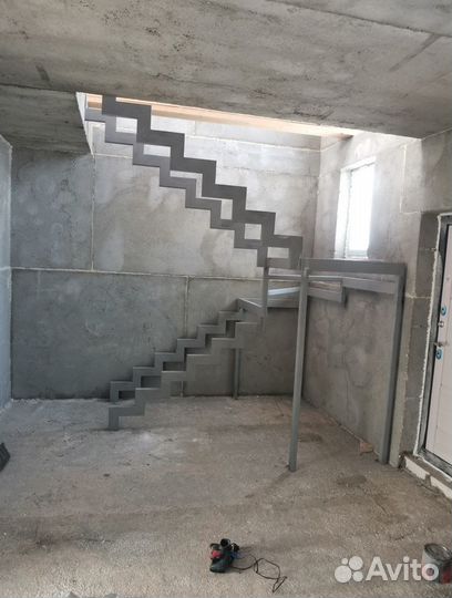 Металлокаркас П-образной Лестницы в Коттедж