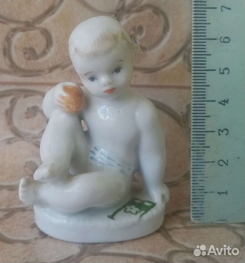 Фарфоровая статуэтка Девочка с апельсином лфз