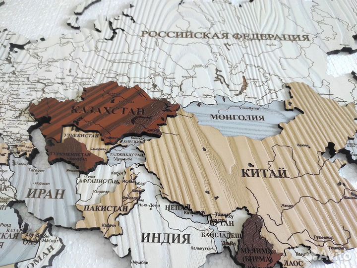 Рельефная деревянная карта мира