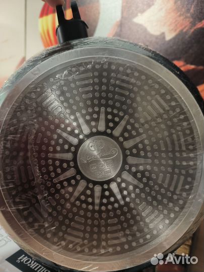 Кастрюля с антипригарным покрытием