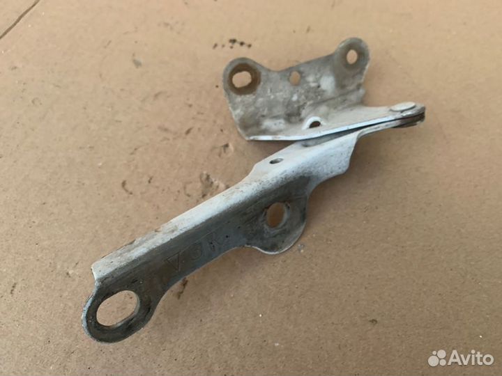 Петля капота правая Toyota Vista SV30 3SFE 1991