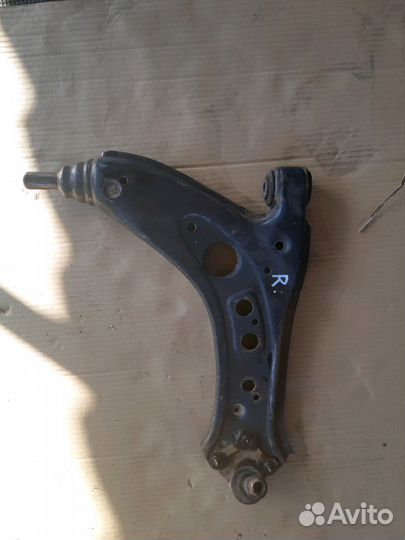 Рычаг подвески правый Шкода Фабия