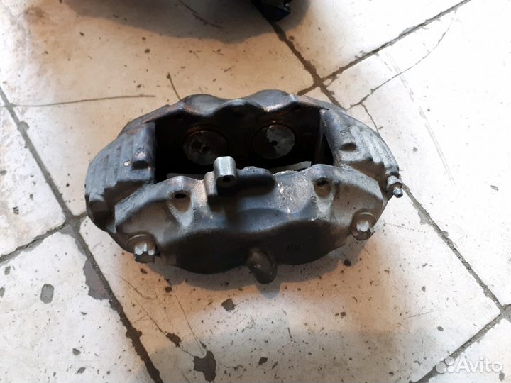 Суппорт передний мерседес 221