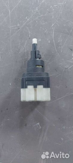 Датчик включения стоп-сигнала на Volkswagen Phaeto