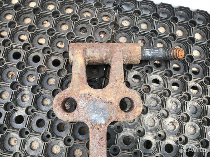 0514522810 Кронштейн крепления амортизатора левый