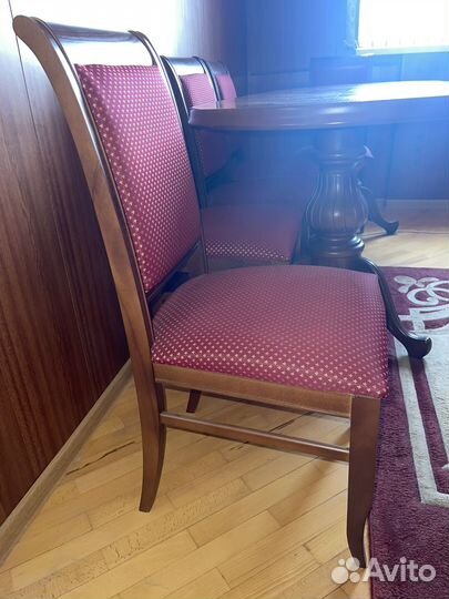 Стол и стулья