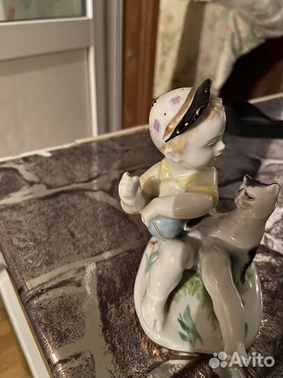 Статуэтка фарфор СССР мальчик с котиком