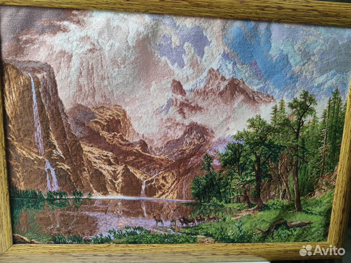 Картина вышитая в рамке без стекла