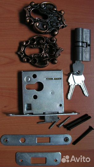 Дверь деревянная,ручки для двери