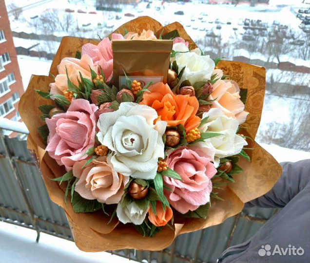 Букет из цветов с конфетами, чаем и орехами