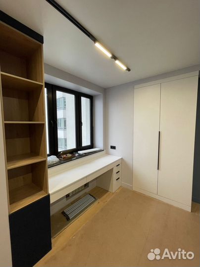 Рабочая зона с распашным шкафом