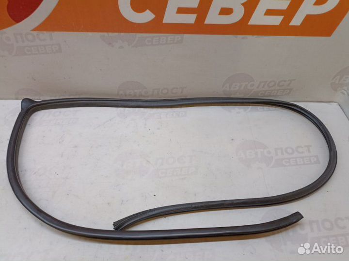 Уплотнитель проема передний правый Toyota Avensis